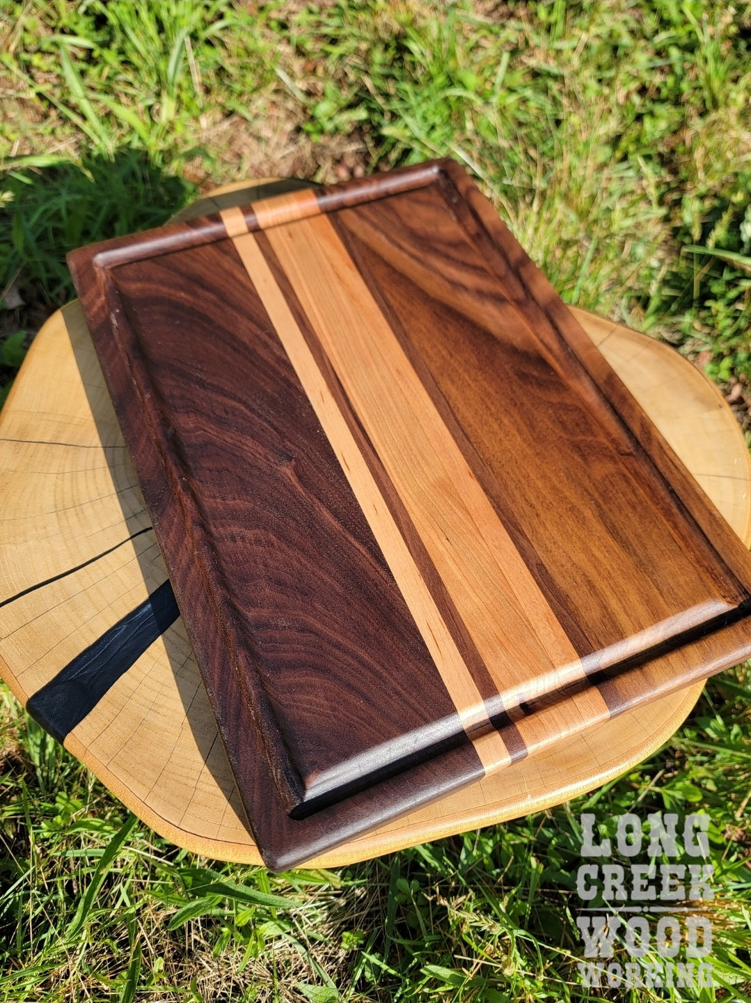 Cutting board with juice groove