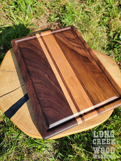 Cutting board with juice groove