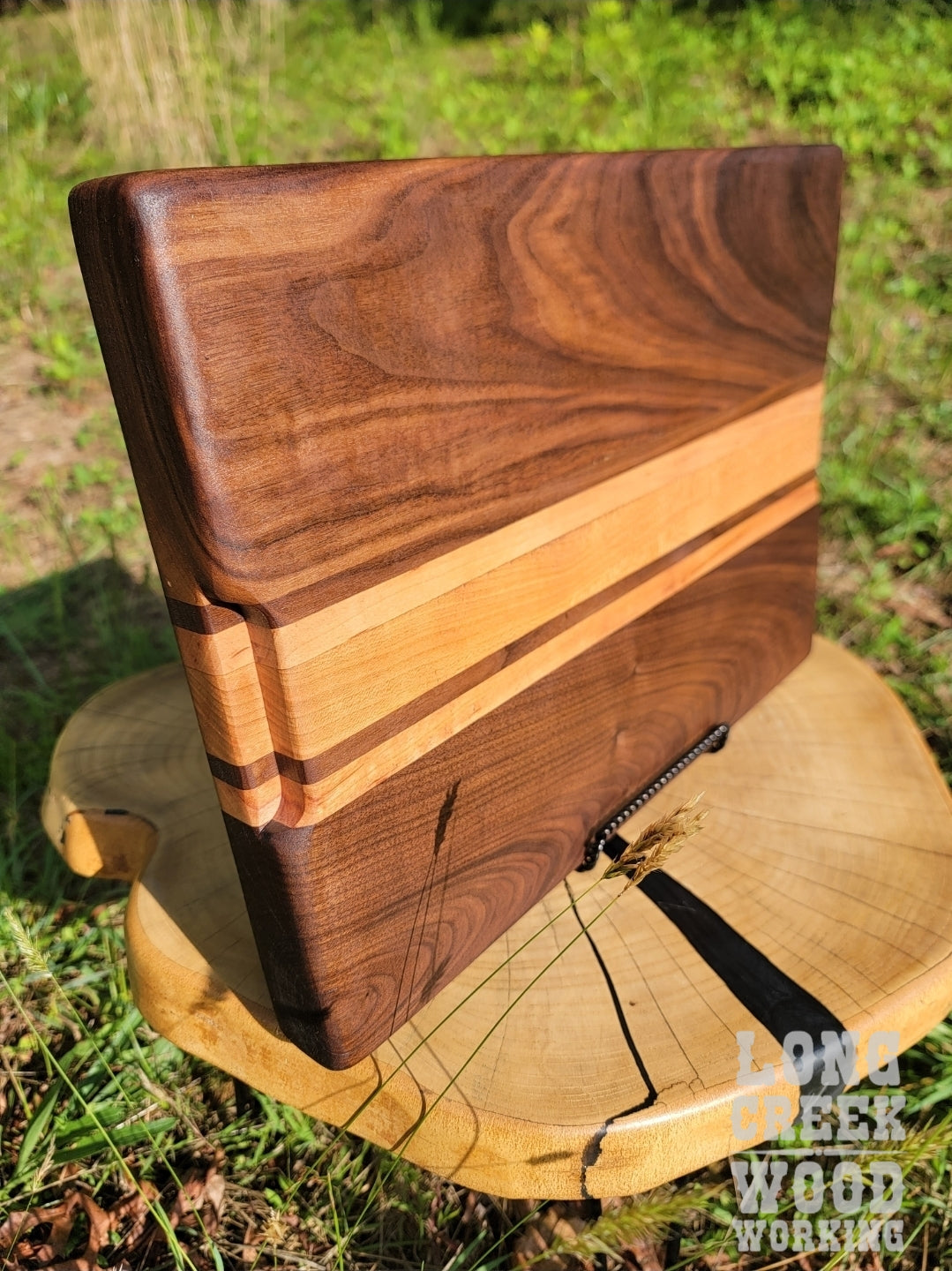 Cutting board with juice groove