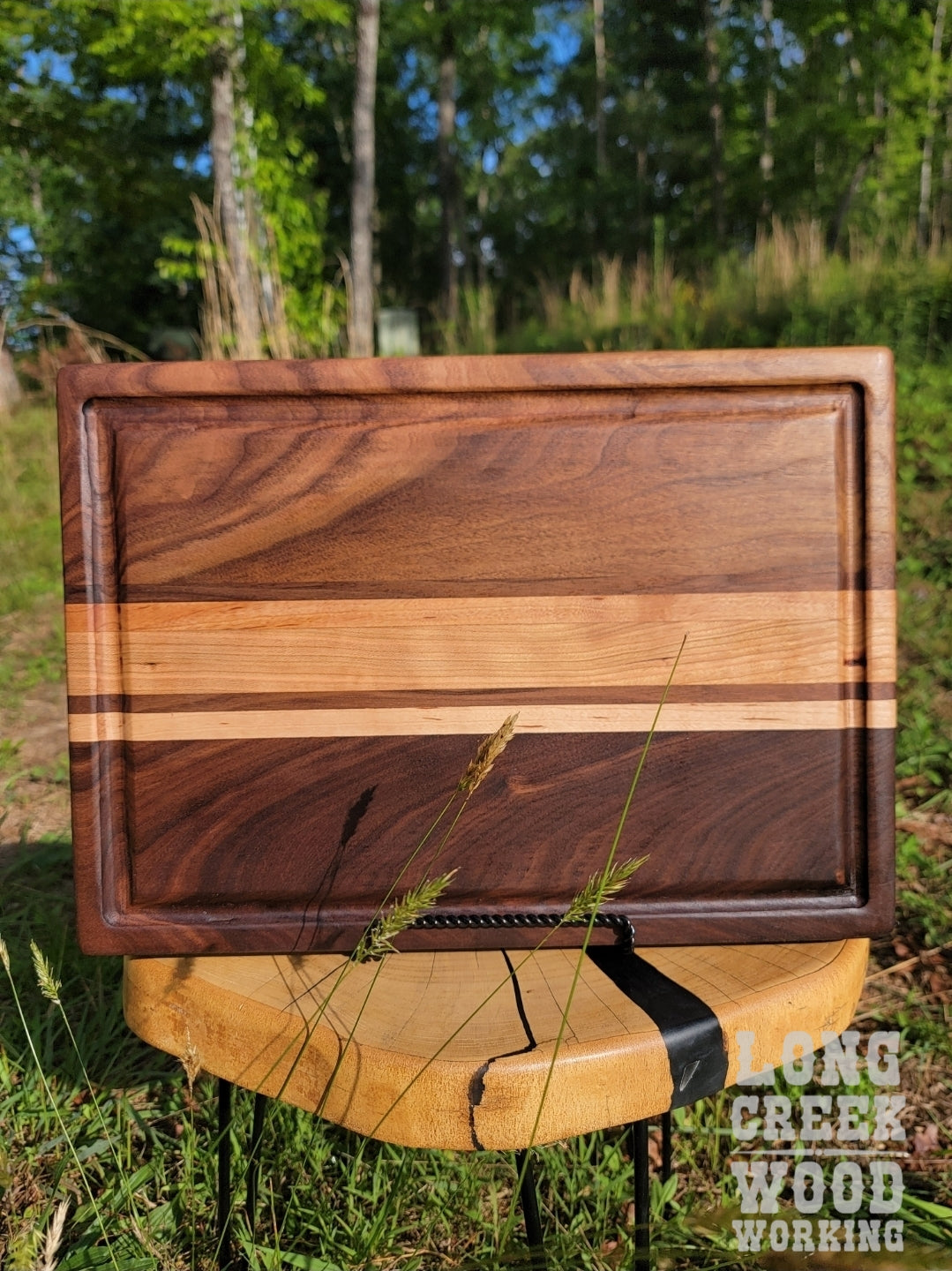 Cutting board with juice groove