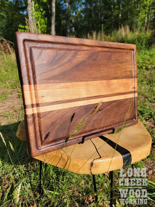 Cutting board with juice groove