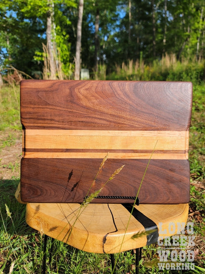 Cutting board with juice groove