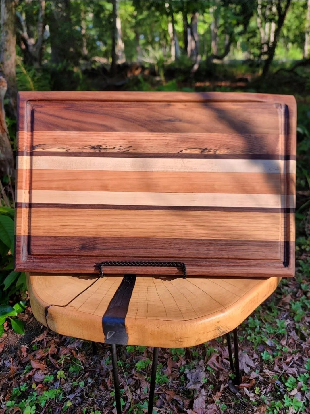 Cutting board with juice groove