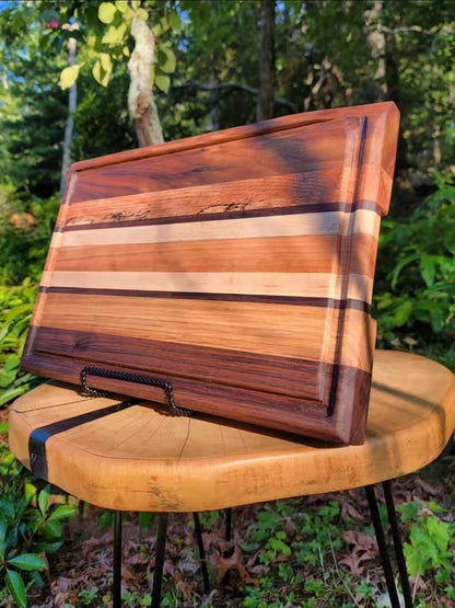 Cutting board with juice groove