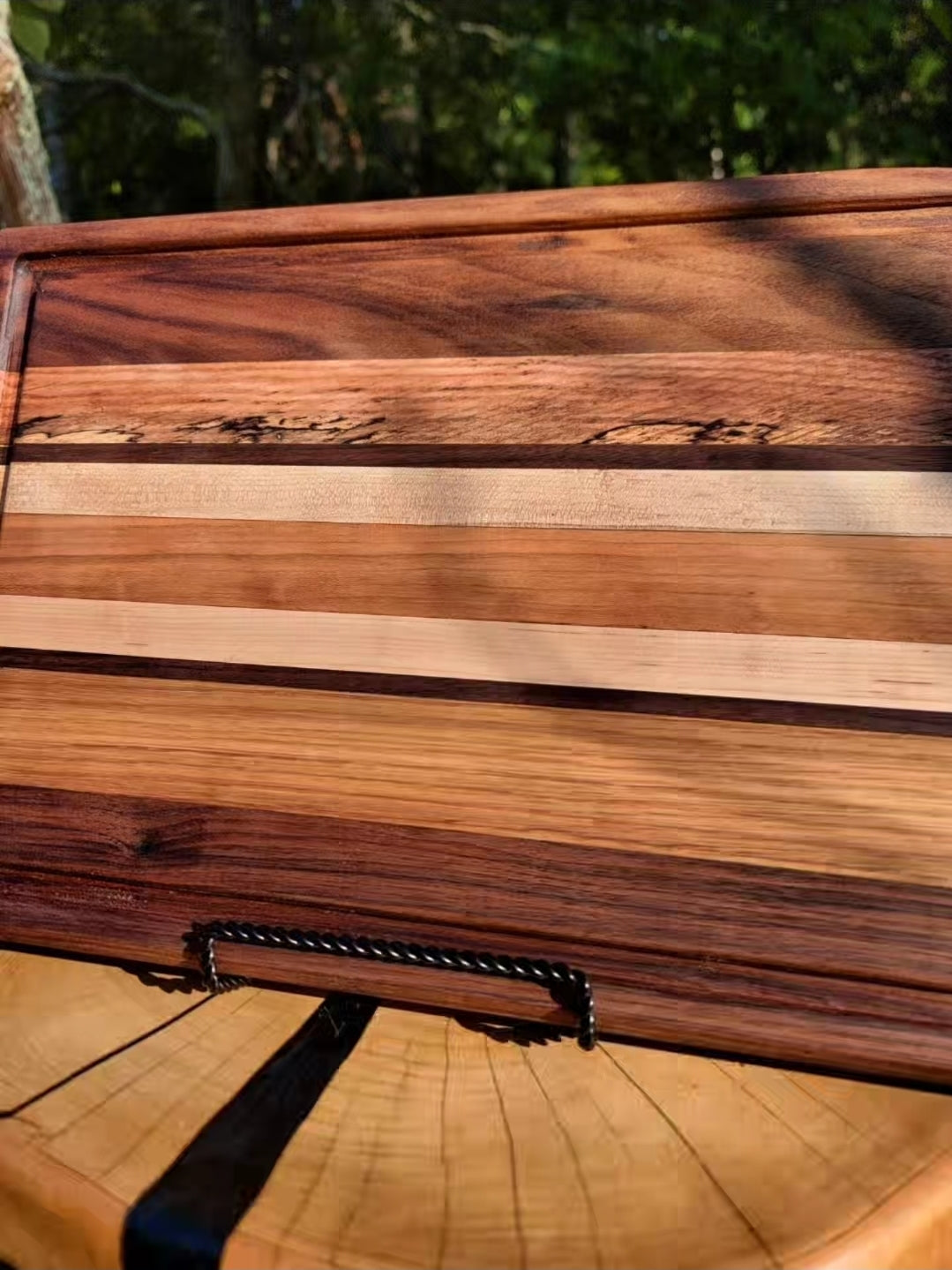 Cutting board with juice groove