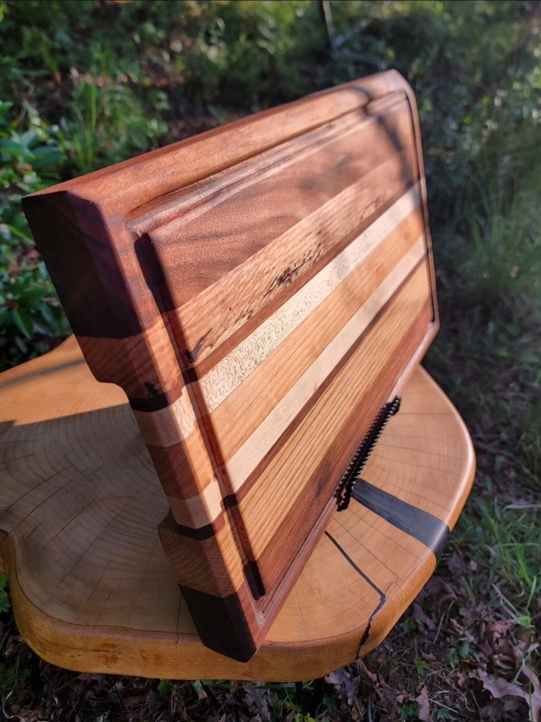 Cutting board with juice groove
