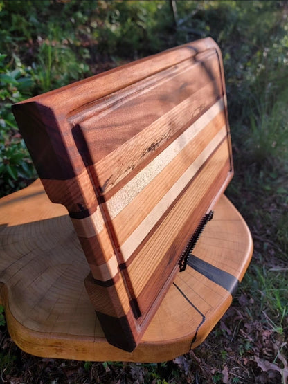 Cutting board with juice groove