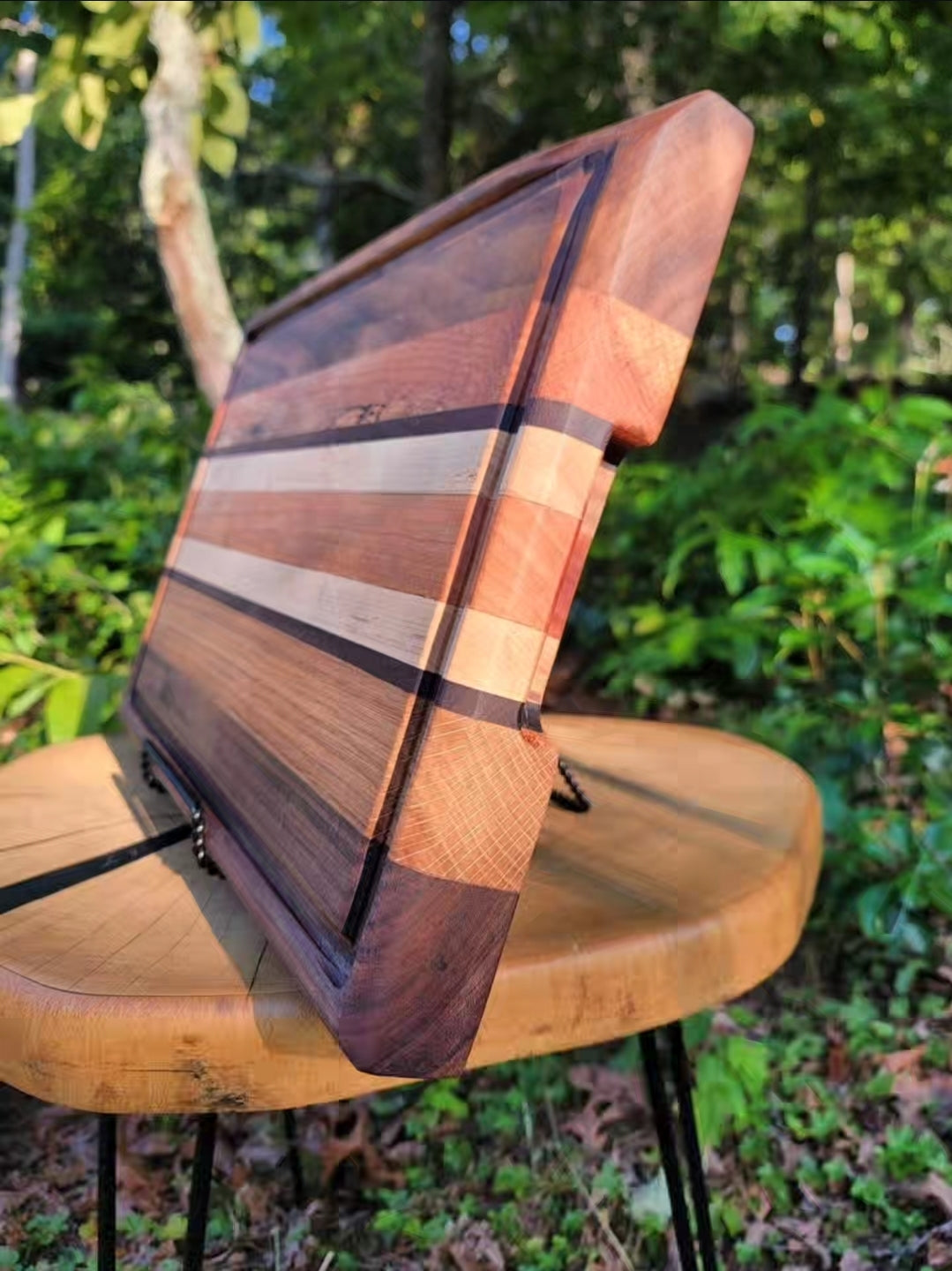 Cutting board with juice groove