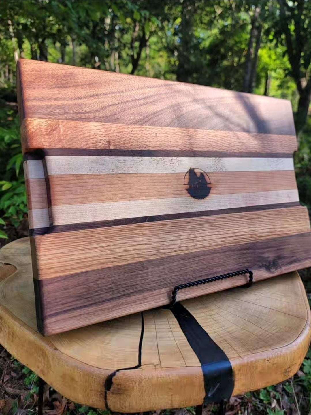 Cutting board with juice groove